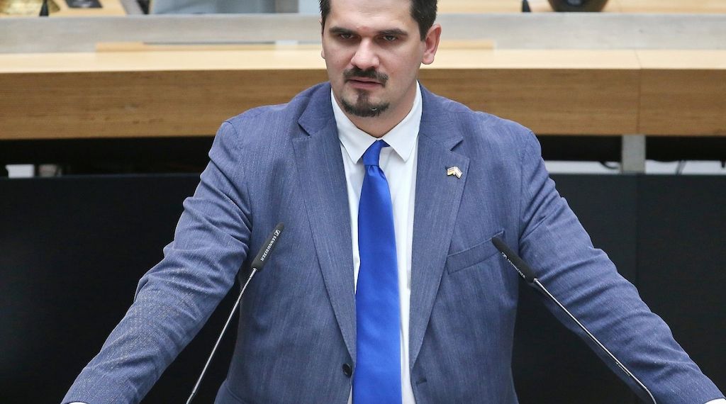 AfD-Politiker Vallendar bei Infostand ins Gesicht geschlagen