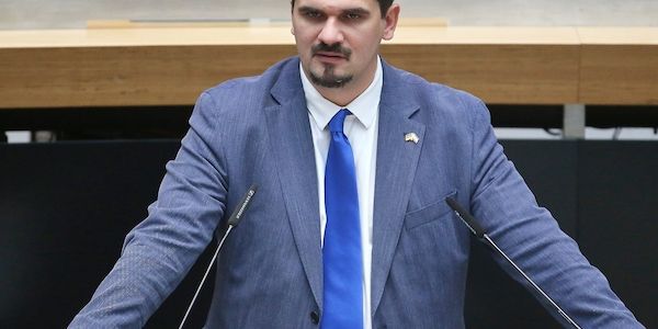 AfD-Politiker Vallendar bei Infostand ins Gesicht geschlagen