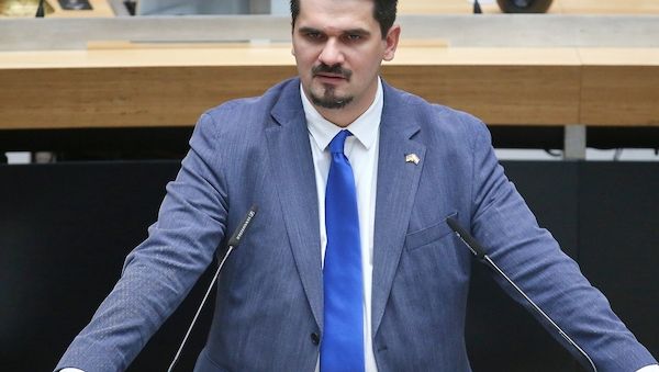 AfD-Politiker Vallendar bei Infostand ins Gesicht geschlagen