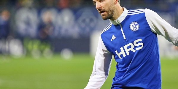 2. Liga: Schalke schlägt Karlsruhe und bleibt Tabellenführer
