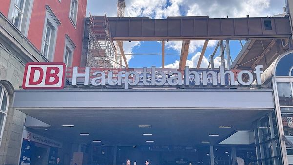 Mann zieht ICE-Notbremse und löst Betriebsstörung am Hauptbahnhof aus