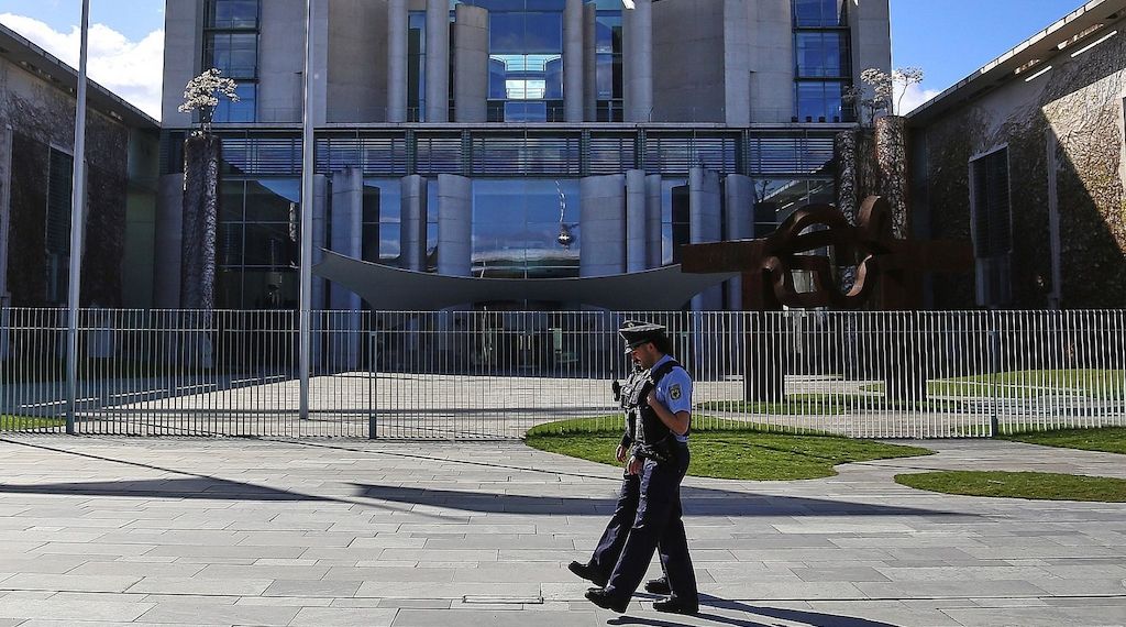 Senior beschmiert Bundeskanzleramt in Berlin-Mitte