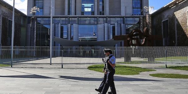 Senior beschmiert Bundeskanzleramt in Berlin-Mitte