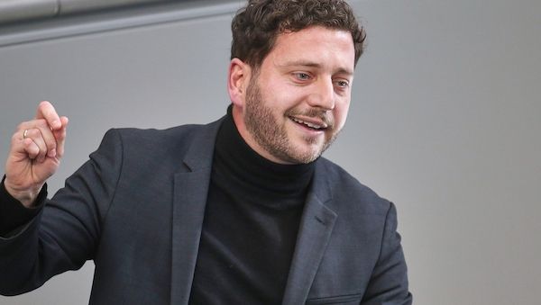 Banaszak fordert Tempolimit statt höherer Pendlerpauschale