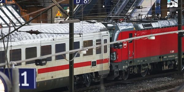 Frau stürzt im Hamburger Hauptbahnhof auf Gleise und wird gerettet