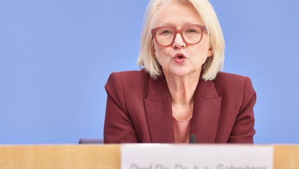 Wirtschaftsweise befürwortet Klimageld statt Spritpreis-Eingriffen