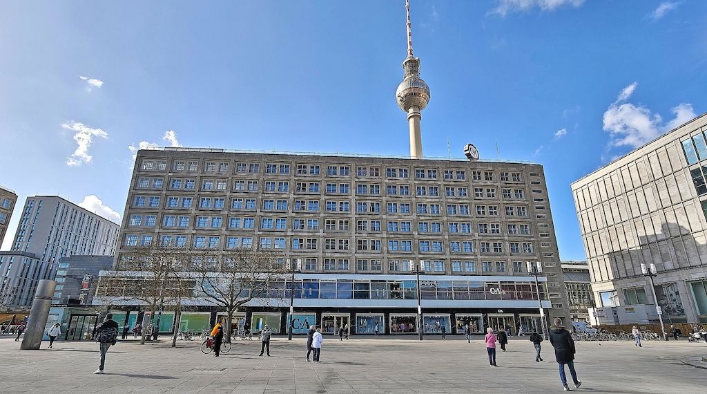 Israel-Flagge auf Berliner Alexanderplatz gestohlen und geschändet