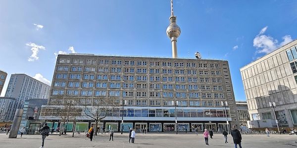 Israel-Flagge auf Berliner Alexanderplatz gestohlen und geschändet