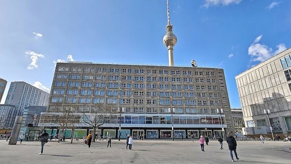 Israel-Flagge auf Berliner Alexanderplatz gestohlen und geschändet
