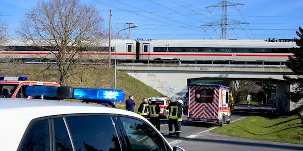 Oberleitung fällt auf ICE: Hunderte sitzen stundenlang fest