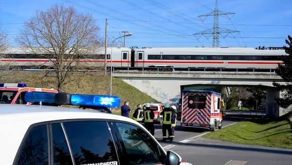 Oberleitung fällt auf ICE: Hunderte sitzen stundenlang fest