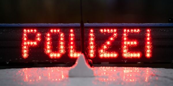 An Berliner-Haltestelle: Räuber drückt Rentner die Luft ab