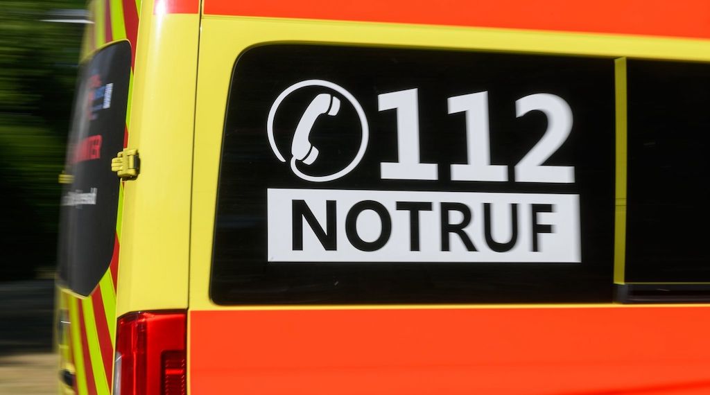 Auto fährt in Potsdam gegen Baum - zwei Verletzte