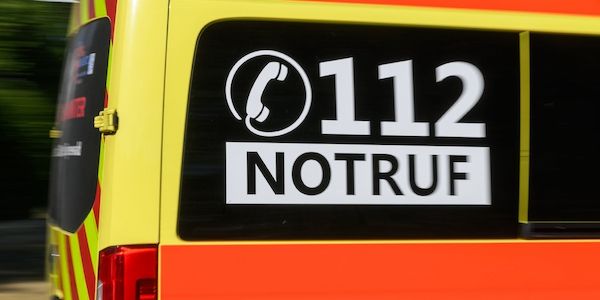 Auto fährt in Potsdam gegen Baum - zwei Verletzte