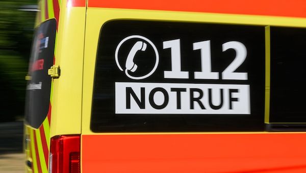 Auto fährt in Potsdam gegen Baum - zwei Verletzte