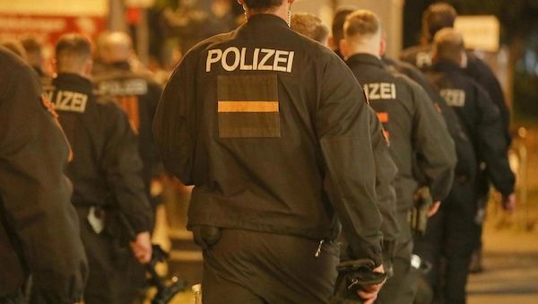 Polizei setzt Elektroschocker nach Widerstand in Berlin-Alt-Treptow ein