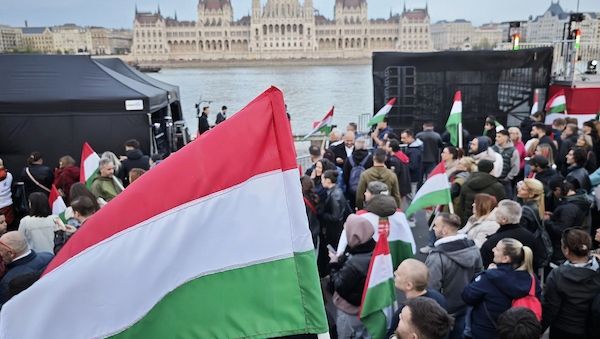 Ungarn: Orbán gesteht Niederlage gegen Magyar bei Parlamentswahl ein