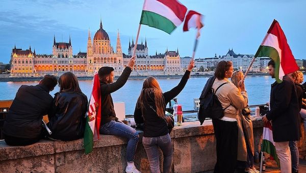 Weber sieht Wahl in Ungarn als Signal gegen Europas Rechtspopulisten