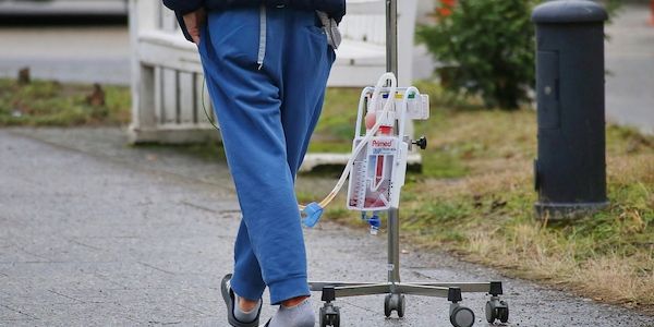 Bericht: Regierung diskutiert kürzere Lohnfortzahlung für Kranke