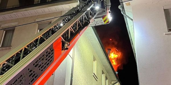 Feuerwehrmann bei Dachstuhlbrand in Stuttgart-Zuffenhausen leicht verletzt