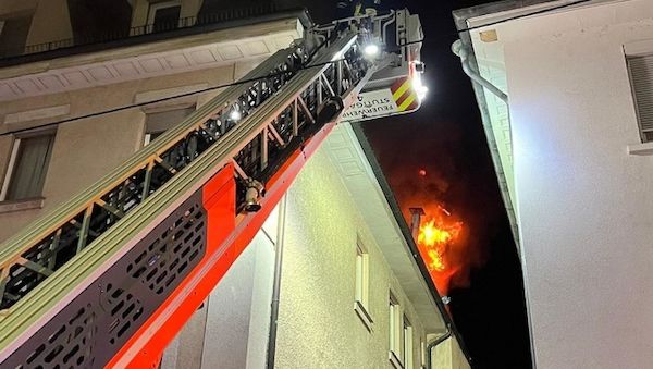 Feuerwehrmann bei Dachstuhlbrand in Stuttgart-Zuffenhausen leicht verletzt