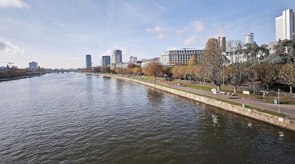 Taubenschutzmaßnahmen an Stresemannallee in Frankfurt