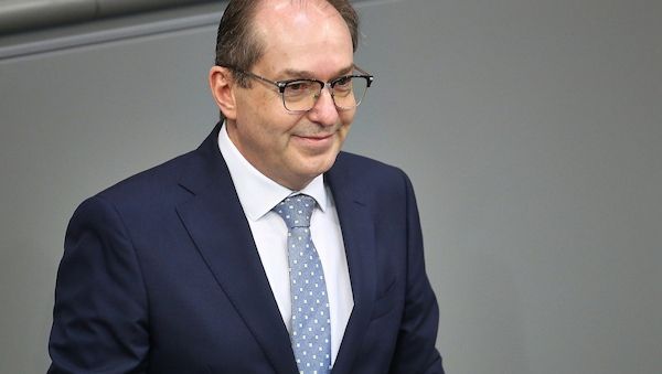 Dobrindt plant 3,5 Milliarden Mehrkosten für Beamte pro Jahr
