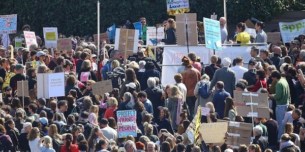 Demo vor dem Bundestag gegen Kürzungen für Psychotherapeuten