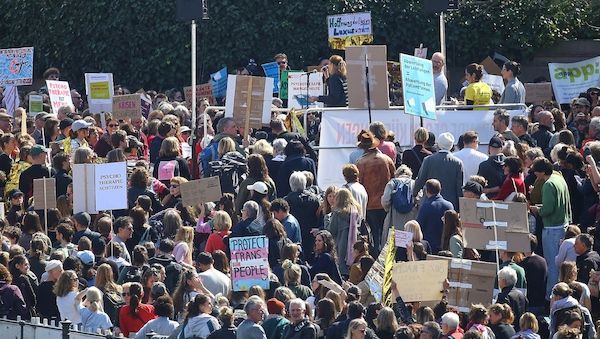 Demo vor dem Bundestag gegen Kürzungen für Psychotherapeuten