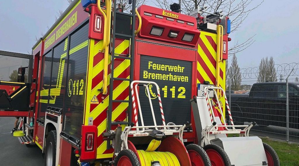 Feuerwehr löscht Brand in Bremerhavener Gewerbebetrieb