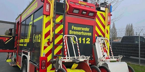 Feuerwehr löscht Brand in Bremerhavener Gewerbebetrieb