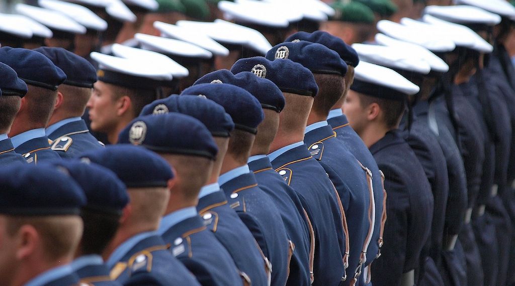 Pistorius verbannt private Handys aus Bundeswehr-Dienststellen