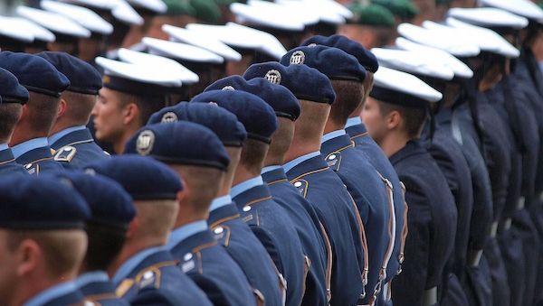 Pistorius verbannt private Handys aus Bundeswehr-Dienststellen