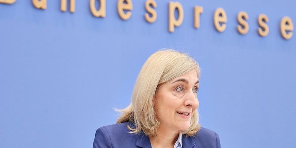 Warken will Gehälter der Kassen-Vorstände begrenzen