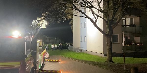 Feuerwehr löscht Zimmerbrand in Dortmunder Wohnhaus