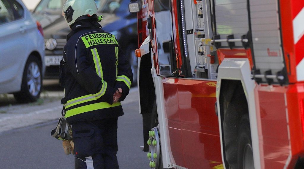 Feuerwehr löscht Gartenhausbrand in Bremerhaven-Lehe