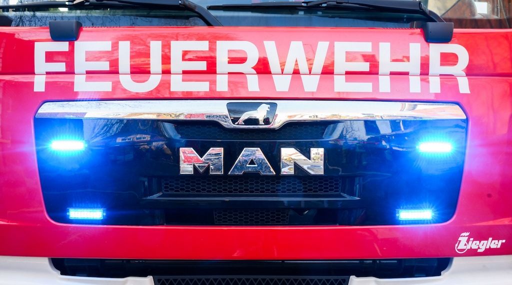 Schwere Brandstiftung? Feuerwehr rettet Menschen aus Mehrfamilienhaus in Kyritz