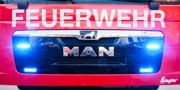 Schwere Brandstiftung? Feuerwehr rettet Menschen aus Mehrfamilienhaus in Kyritz