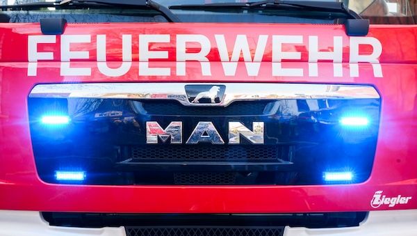 Schwere Brandstiftung? Feuerwehr rettet Menschen aus Mehrfamilienhaus in Kyritz