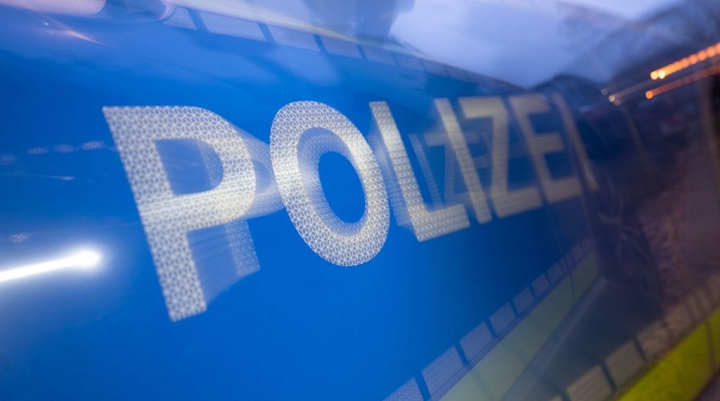 Vierjährige Mädchen allein unterwegs - Führt Polizisten zu Eltern