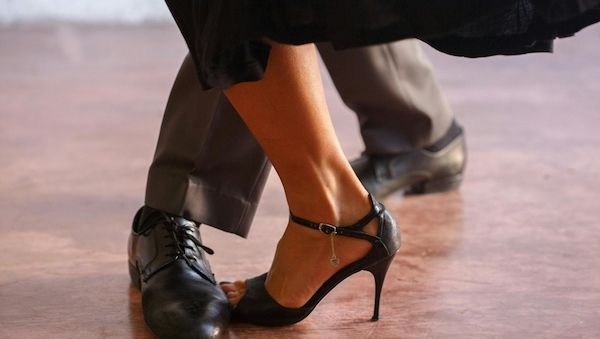 Recht auf der Tanzfläche: Wer haftet bei Missgeschicken?