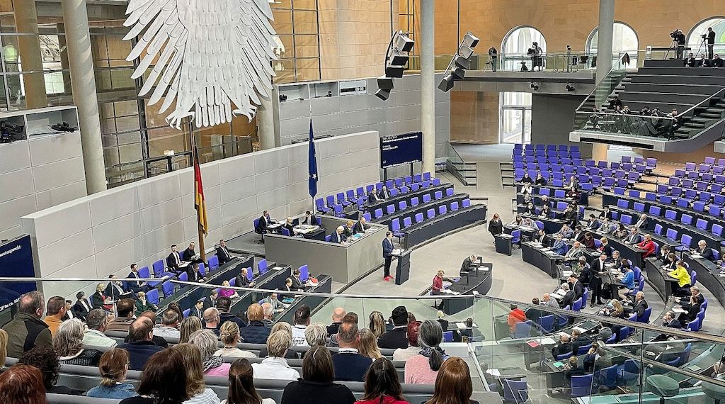 Bundestag beschließt "Tankrabatt" und 1.000-Euro-Prämie