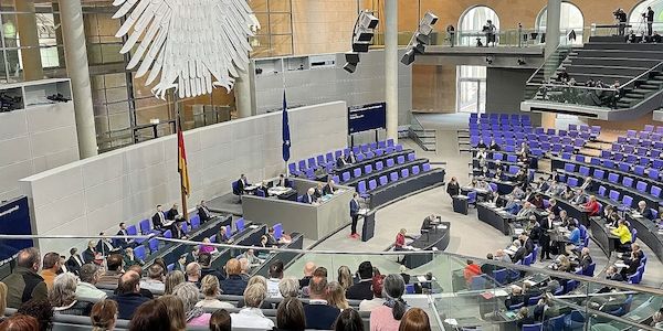 Bundestag beschließt "Tankrabatt" und 1.000-Euro-Prämie