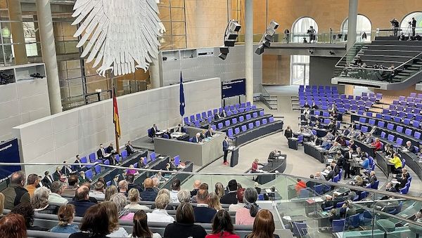 Bundestag beschließt "Tankrabatt" und 1.000-Euro-Prämie