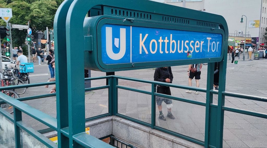 Raub und Pfefferspray-Angriff am U-Bahnhof Kottbusser Tor: Tatverdächtiger festgenommen