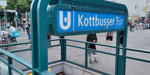 Raub und Pfefferspray-Angriff am U-Bahnhof Kottbusser Tor: Tatverdächtiger festgenommen