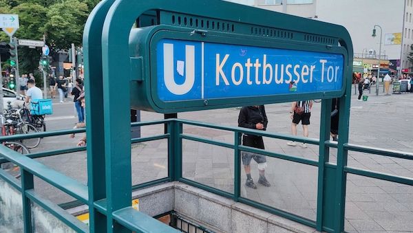 Raub und Pfefferspray-Angriff am U-Bahnhof Kottbusser Tor: Tatverdächtiger festgenommen