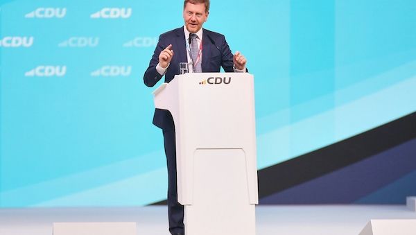 Kretschmer bezeichnet Programm der AfD als "verrückt"