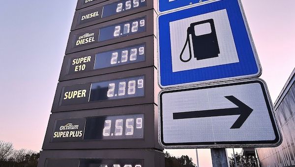 Lies fordert Ölkonzerne zu Transparenz beim "Tankrabatt" auf