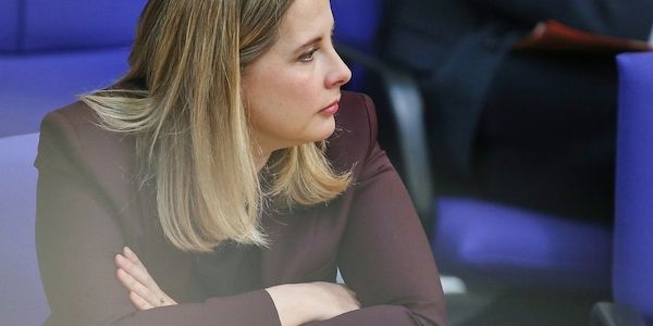 Bericht: Prien und Hubertz von Signal-Attacke betroffen